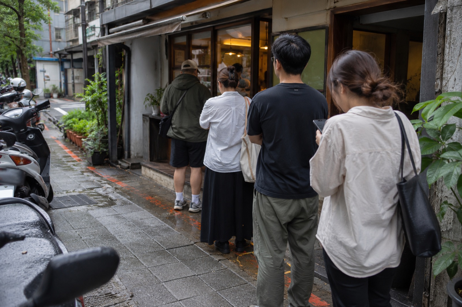 街邊小店外的自然排隊情境