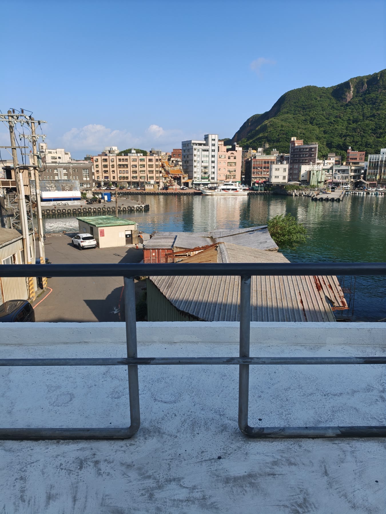 從言方頂樓看見野柳漁港、街屋與山景