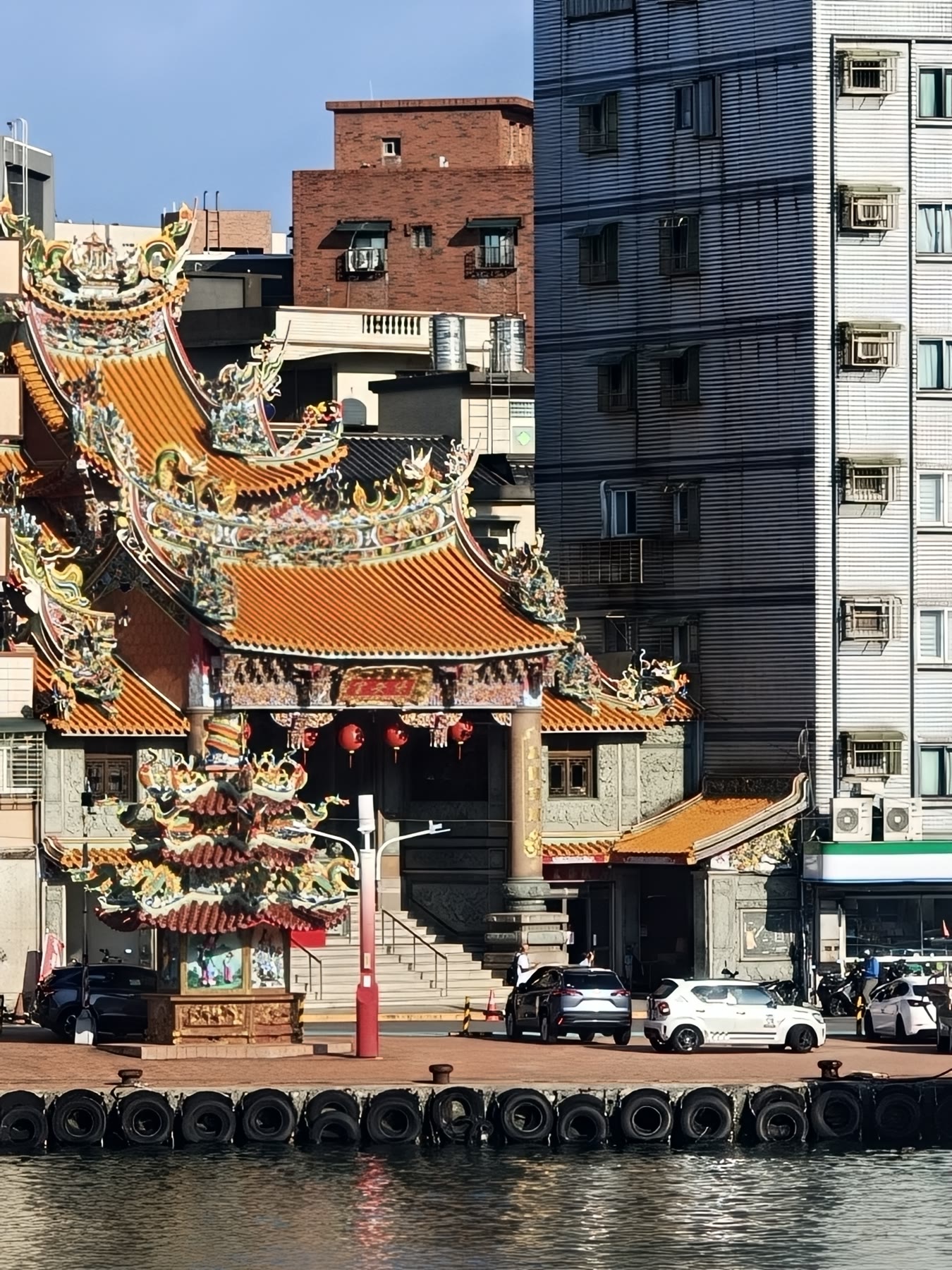 從野柳漁港望向對岸街屋與廟宇